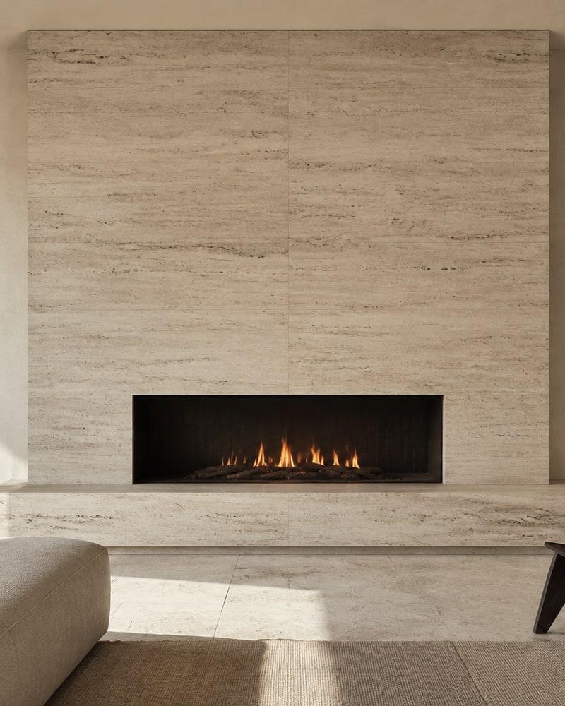 Camino contemporaneo con rivestimento e panca in travertino