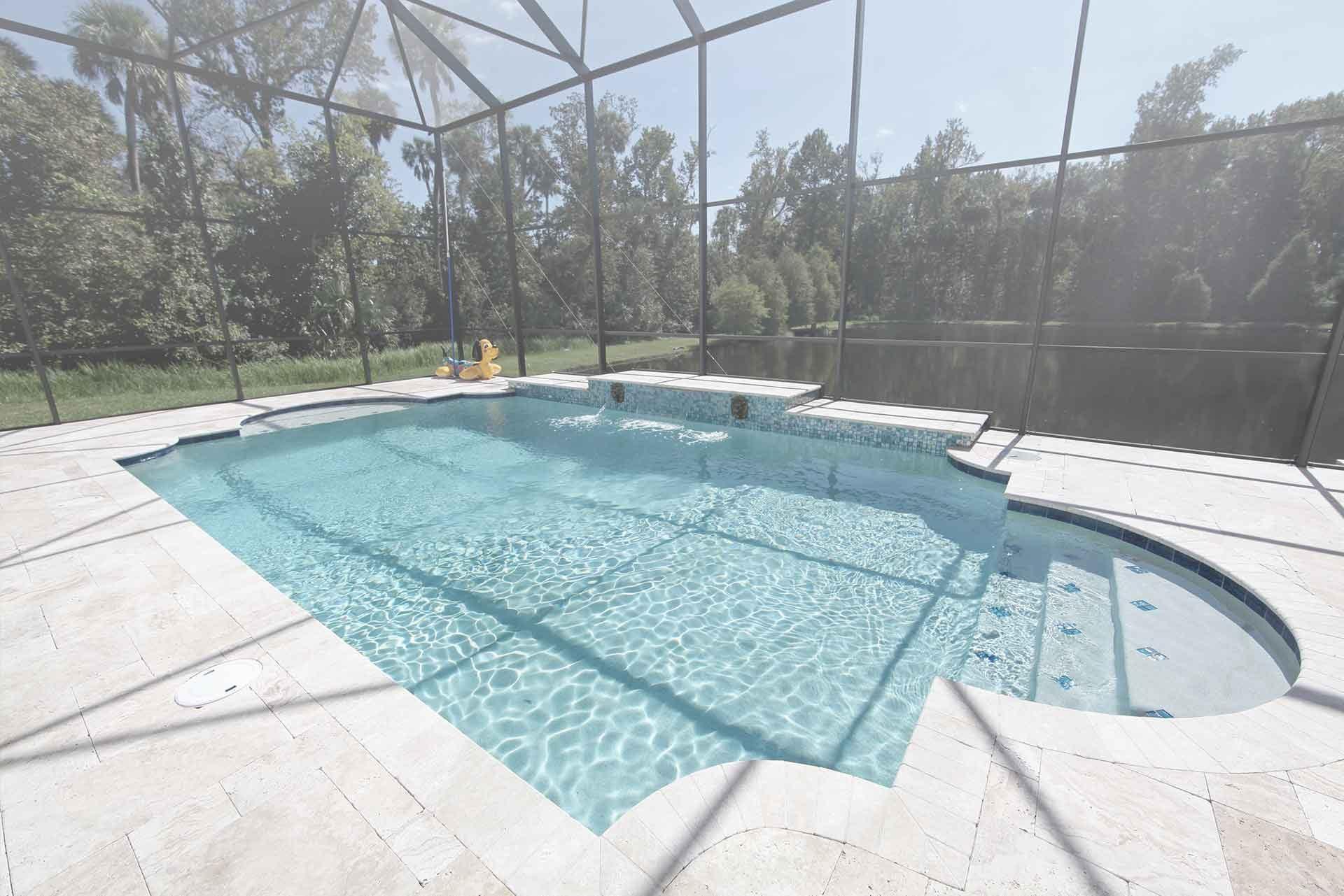 Piscina con bordo e pavimentazione in travertino