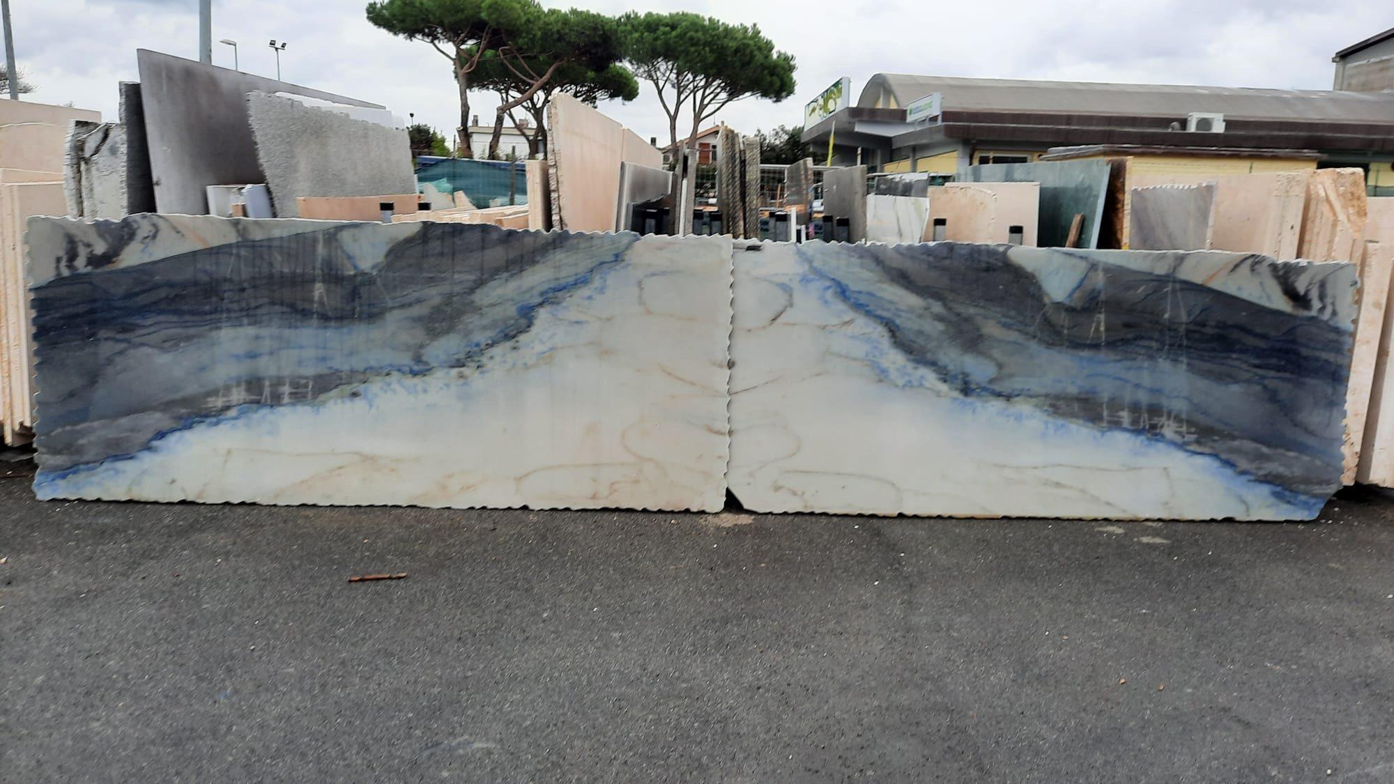 Due lastre di pietra a macchia aperta appoggiate nel piazzale del laboratorio