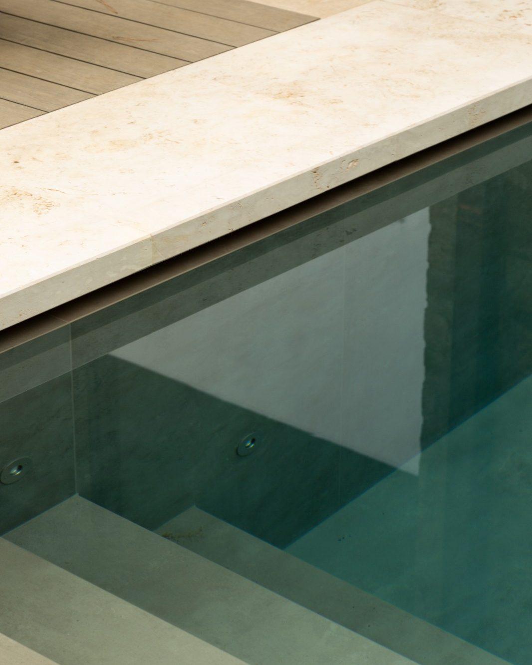 Bordo piscina in travertino