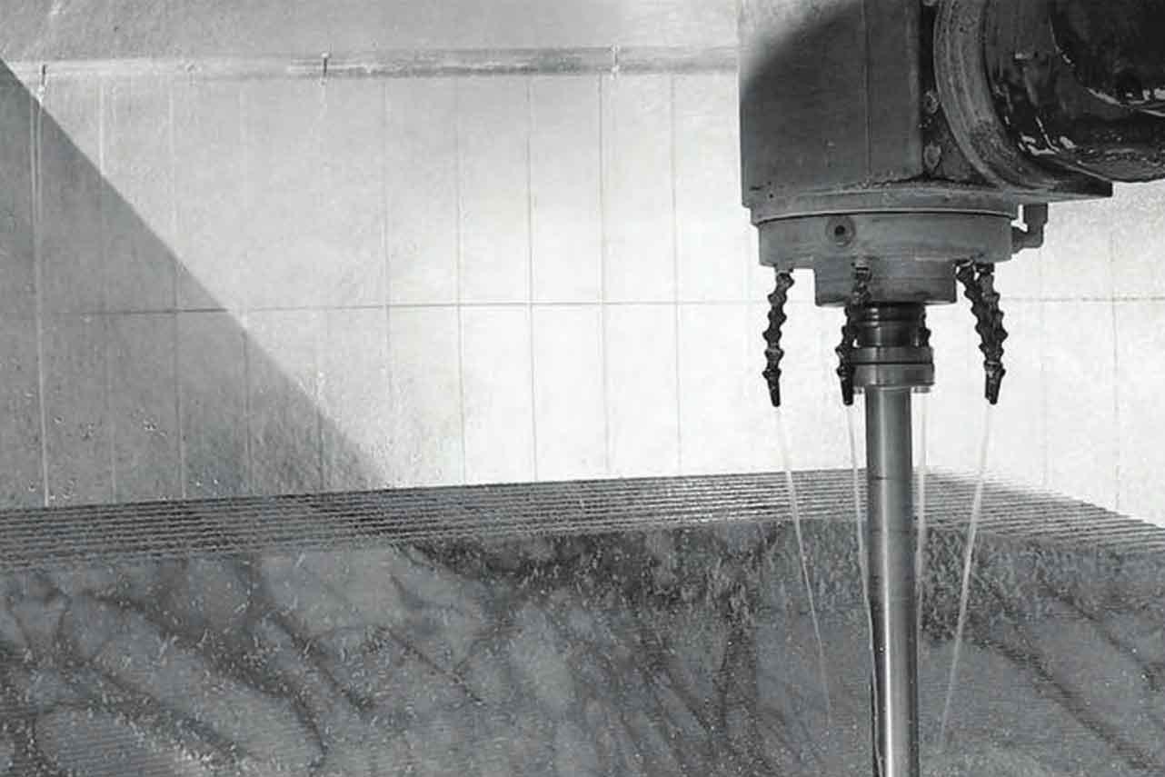 Fresa a controllo numerico sul blocco di marmo, raffreddata ad acqua