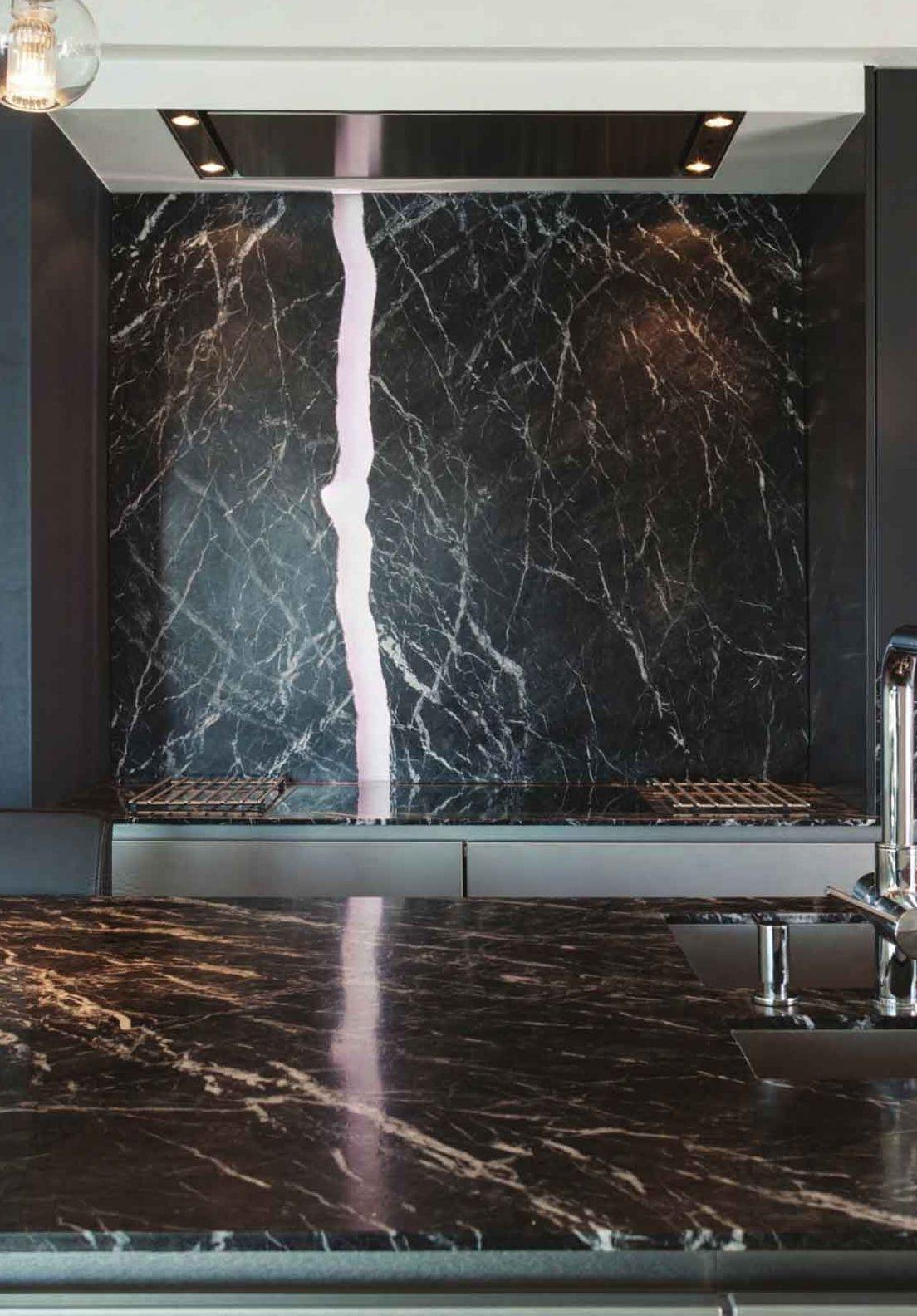 Retrobanco cucina in marmo nero con venatura dorata verticale