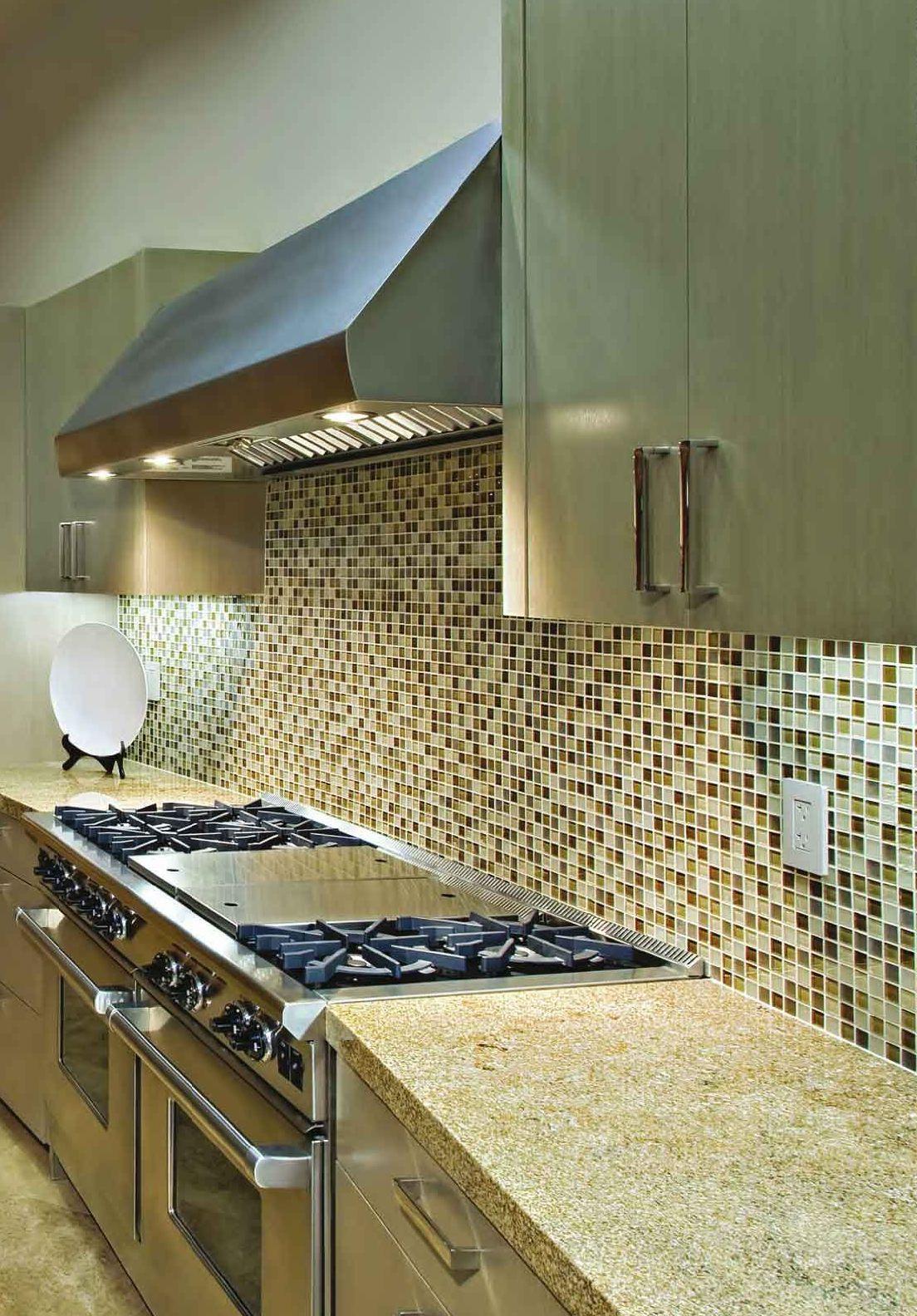 Piano cucina in granito chiaro con alzata in mosaico