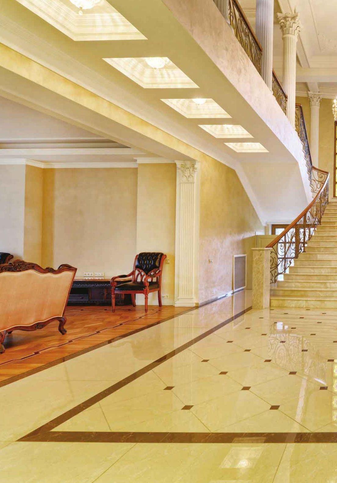Salone con scalone, colonne e pavimento in marmo intarsiato