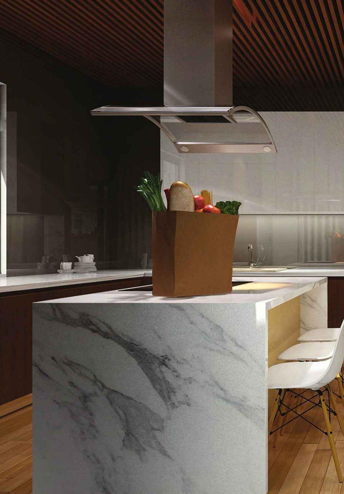 Isola cucina in marmo bianco venato con sgabelli e cappa sospesa