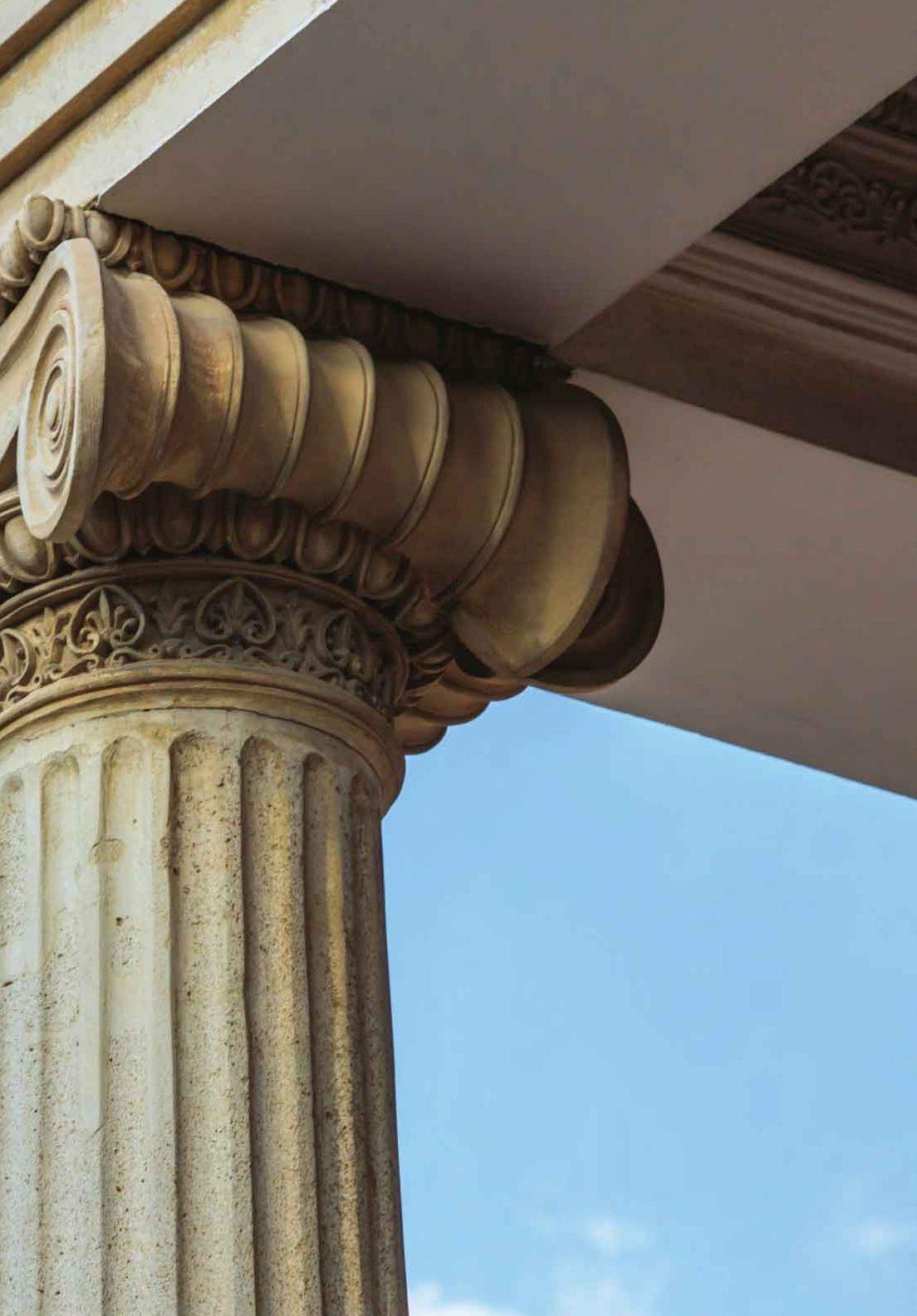 Colonna con capitello ionico in pietra contro il cielo