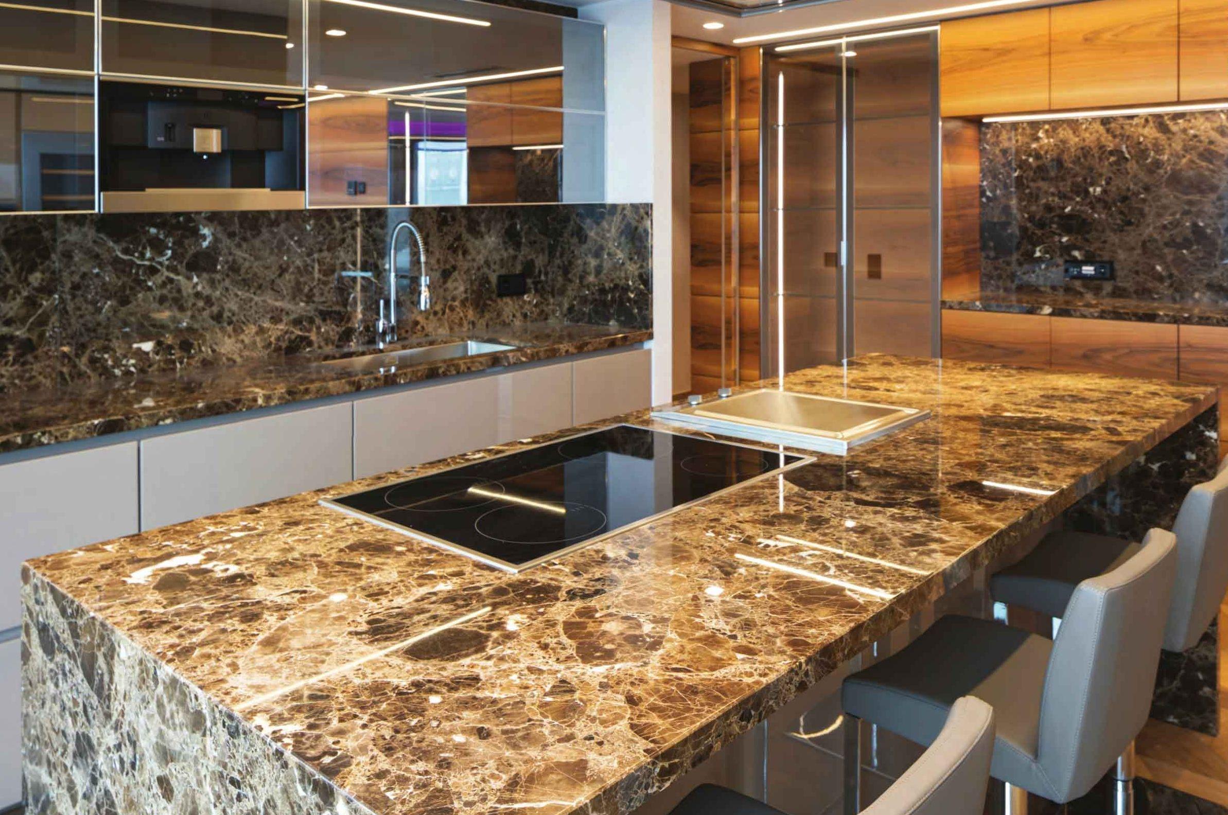 Isola e piano cucina in marmo Emperador Dark con piano cottura a filo