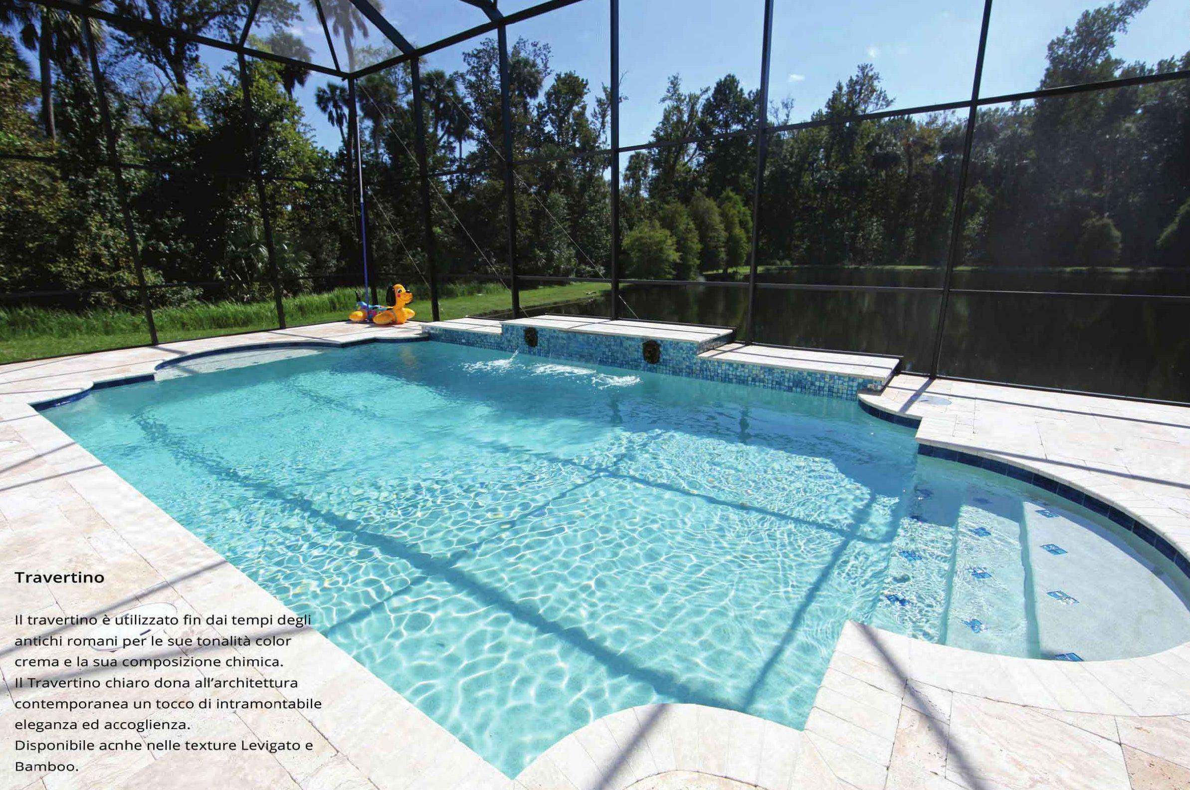 Piscina con bordo e pavimentazione in travertino