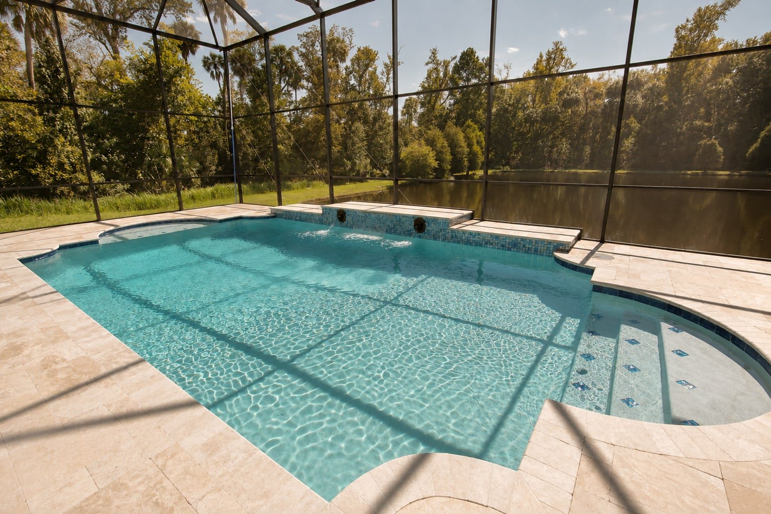Piscina con bordo sagomato in travertino e gradini curvi immersi