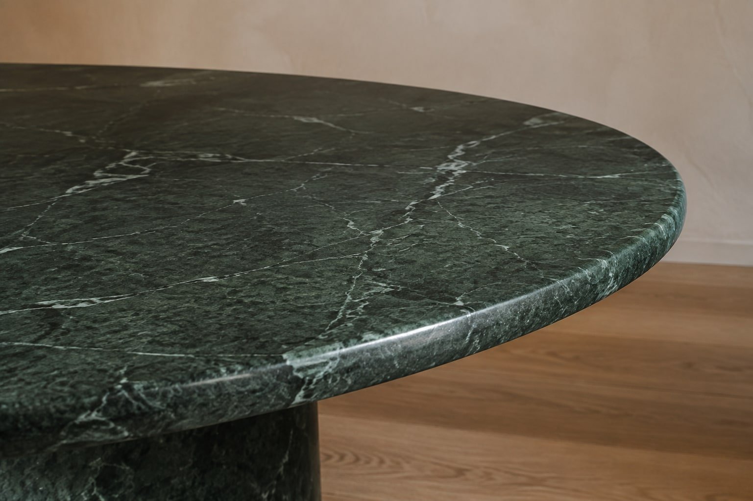 Dettaglio del piano in marmo verde venato e del bordo curvo lavorato
