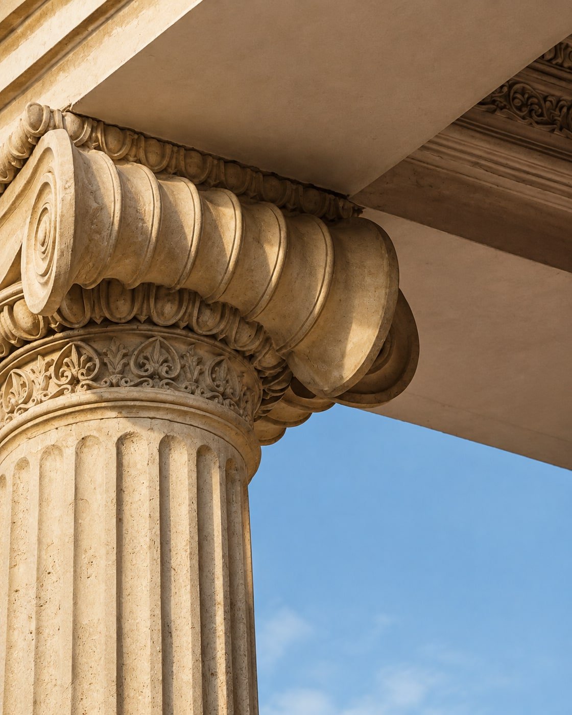 Capitello ionico con volute e decorazioni scolpite su colonna scanalata