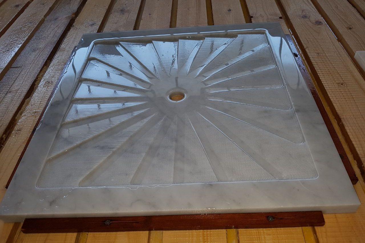 Piatto doccia in marmo bianco con scanalature a raggiera scolpite