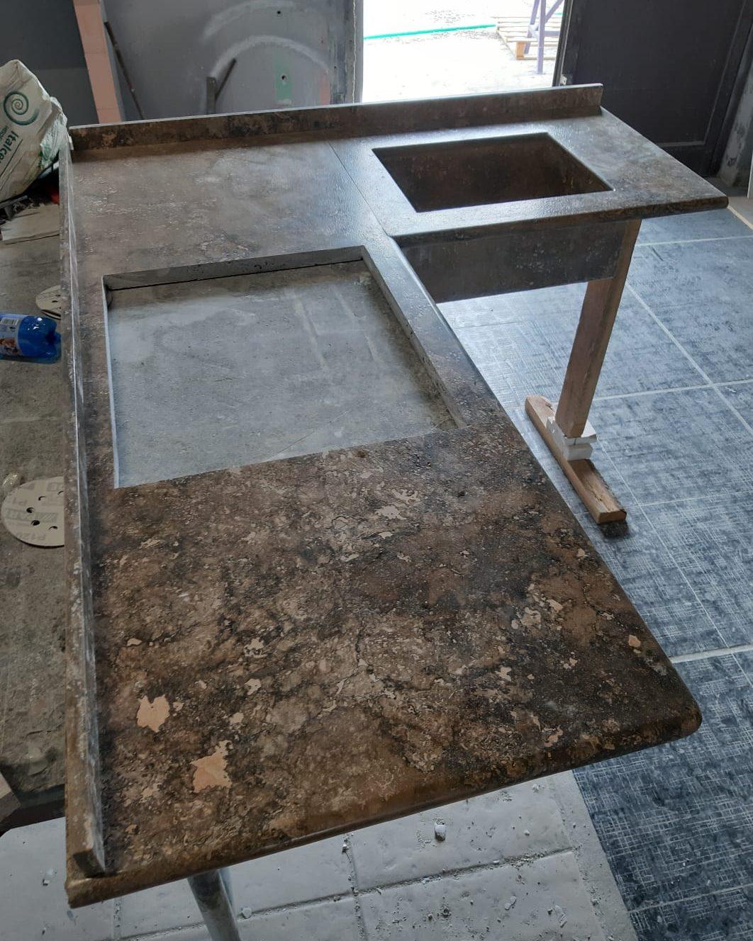 Top cucina in marmo bruno con vasca lavello e foro per il piano cottura, pronto per la posa