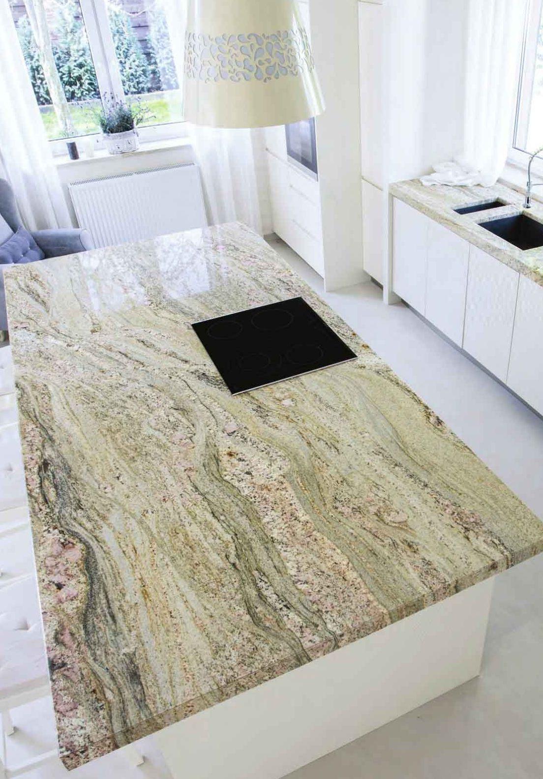 Piano cucina in granito chiaro venato con piano a induzione a filo