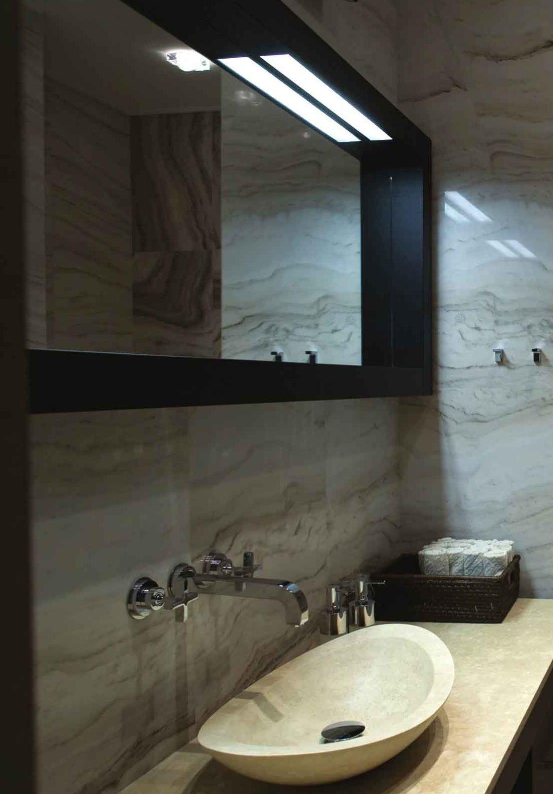 Bagno in marmo beige venato con lavabo a bacinella in pietra